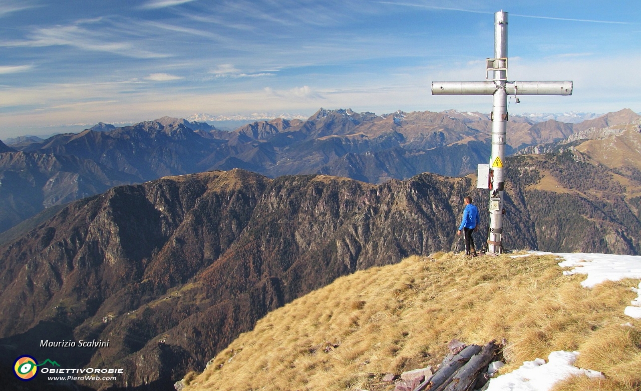 13 La massiccia croce della cima ovest del Pietra Quadra....JPG